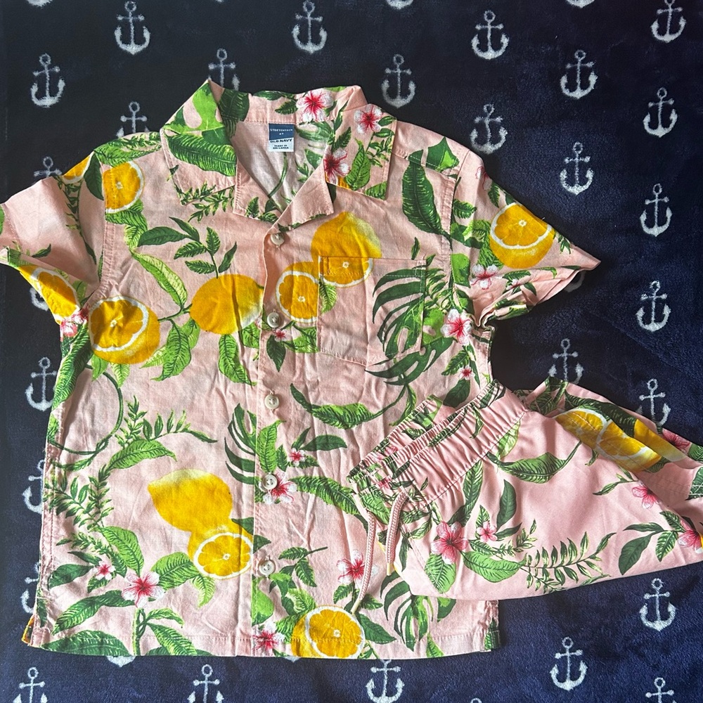 Old Navy, swim trunk and shirt set great condition size 4t